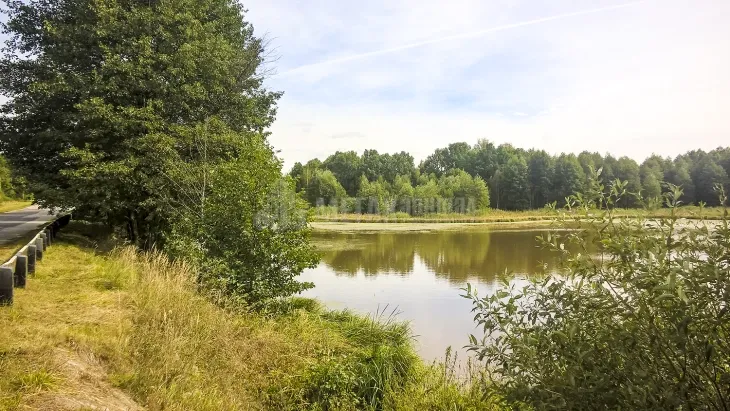 Земельный участок с озером